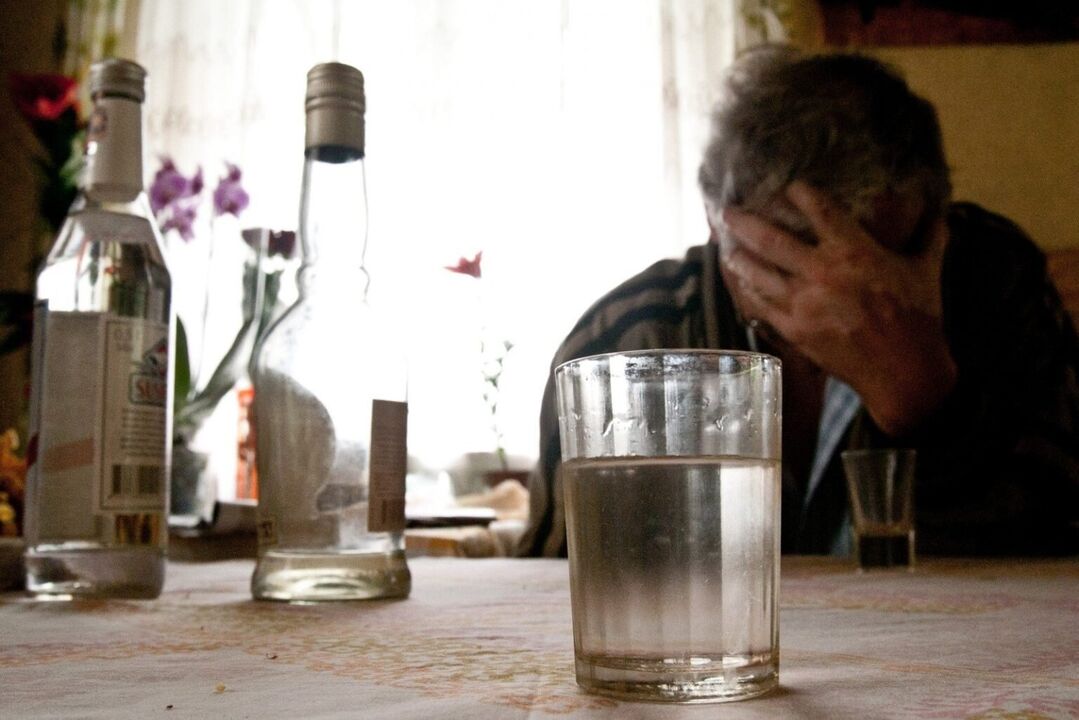 Mangelnde Kontrolle über die Trinkmenge ist ein Zeichen für die Entwicklung von Alkoholismus.