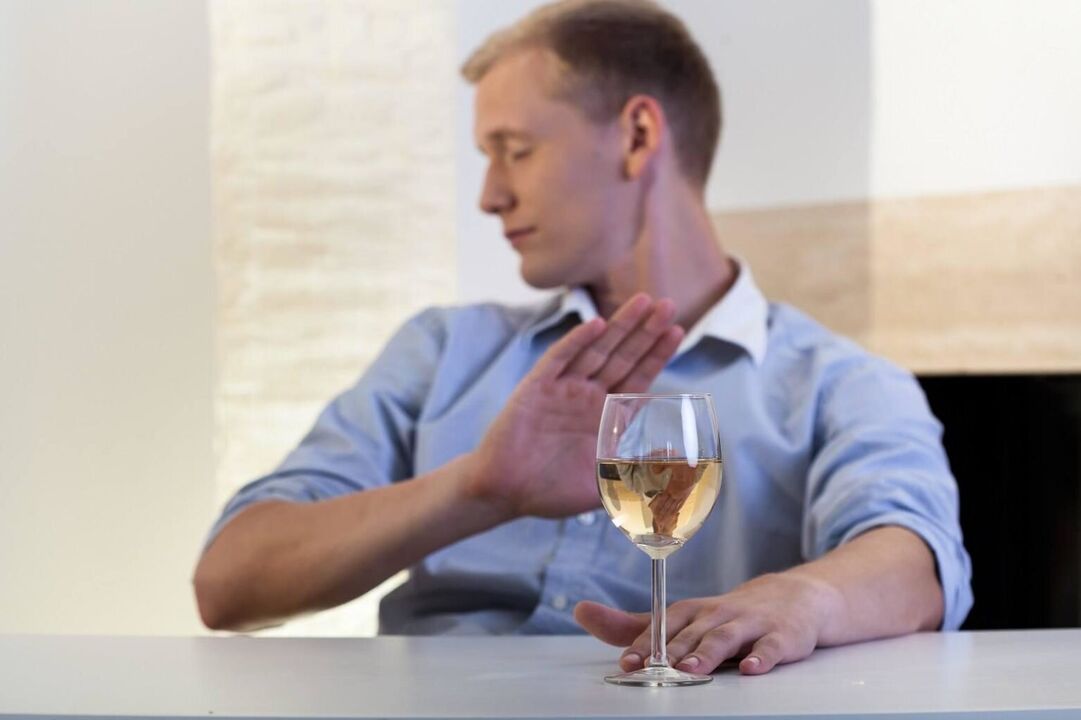 Wenn ein Mann das Problem erkennt, kann er selbst mit dem Alkoholkonsum aufhören.